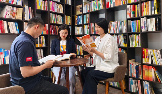 翻開“城發(fā)”這本書，每一頁(yè)，都是鄭州的煙火與遠(yuǎn)方